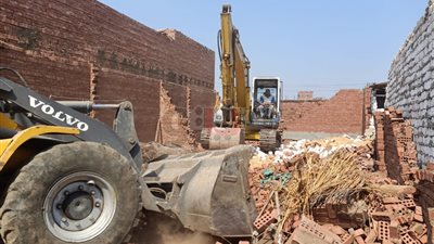 هدم منزلين للبحث عن جثة متوفي بسبب التنقيب عن الآثار بطوخ (صور)