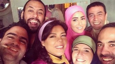 نجوم «الوصايا السبع» يلتقطون صورا «سيلفي»