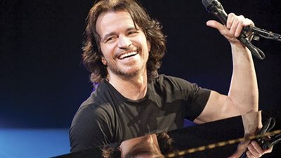 الموسيقار الأمريكي «ياني» يبعث برسالة سلام للعالم من مسرح قرطاج