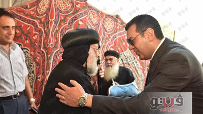 بالصور.. محافظ أسيوط يقدم واجب العزاء في شهداء الكنيستين