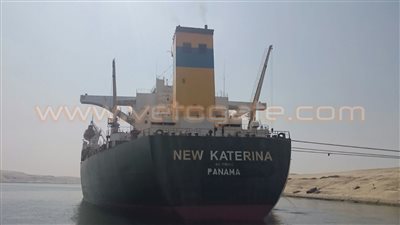 بالصور.. وصول سفينة بديلة لأخرى «شحطت» في قناة السويس