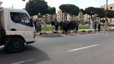 بالصور.. وقفة أمام ديوان «القاهرة» بسبب وحدات إسكان الزواج الحديث