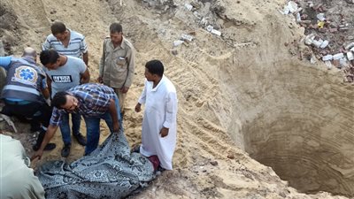 بعد 8 ساعات.. استخراج جثة ضحية التنقيب عن الآثار بالقليوبية ( صور)