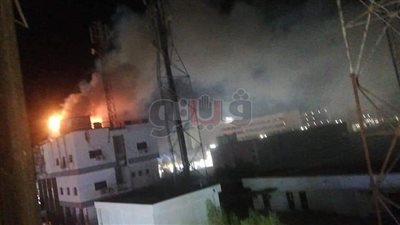 5 صور ترصد السيطرة على حريق نشب أعلى السنترال السياحى بالغردقة