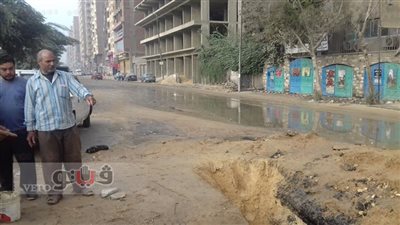 إصلاح كسر بماسورة مياه في شارع البحر الأعظم بالجيزة