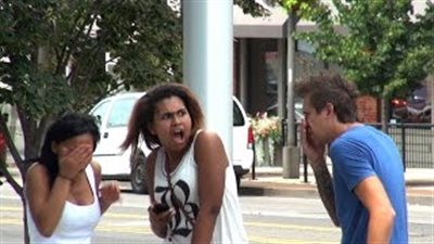 بالفيديو.. رد فعل المارة لحظة كسر شاب أنفه أمامهم