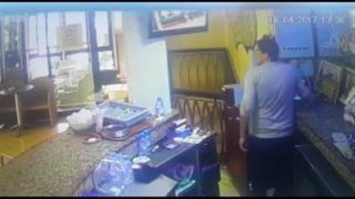 بالفيديو.. لص يسرق هواتف محمولة من داخل مقهى بطريقة ماكرة