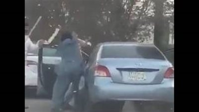 بالفيديو.. 4 باكستانيين يلقنون سعوديا «علقة ساخنة» بأحد شوارع الرياض