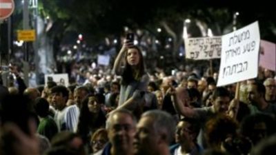 قبل ساعات من بدء التحقيق معه.. تظاهرة أمام منزل النائب العام الإسرائيلي دعمًا لنتنياهو