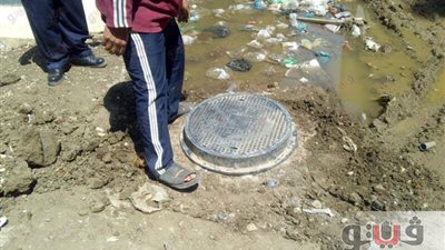 بالصور.. مجلس مدينة القناطر الخيرية يغطي البلاعات المفتوحة بعزبة مسلم