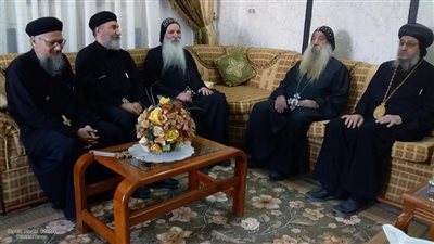 أسقفا طما وإسنا يطمئنان على صحة الأنبا كيرلس بدير بضابا (صور)