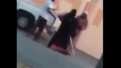 شاهد.. فيديو صادم لشاب يعتدي على والديه في الشارع بالرياض