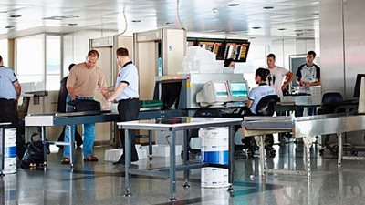 ضبط مدير بنك بحوزته 450 ألف يورو بمطار القاهرة