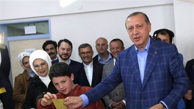 أردوغان يدلي بصوته في الاستفتاء على التعديلات الدستورية