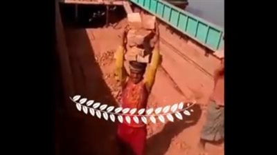 بالفيديو.. عامل بناء يثير ضجة بحمل عدد كبير من قوالب الطوب