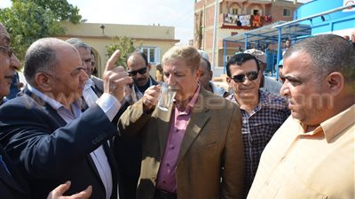 بالصور.. محافظ الإسماعيلية يتفقد محطتي مياه الشرب في «فايد»