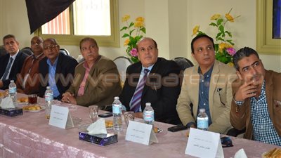 بالصور.. محافظ الإسماعيلية يلتقي العاملين بجهاز تحسين الأراضي بنفيشة