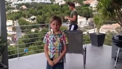 بالفيديو.. أقوى السقطات من أعلى المقاعد والطاولات