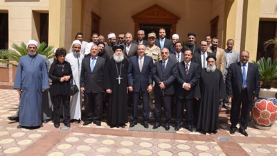 بالصور.. محافظ بني سويف ومدير الأمن في الكنائس للتهنئة بعيد القيامة