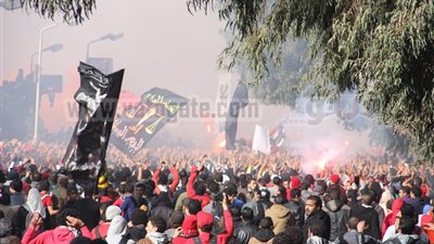 ألتراس أهلاوى يغلق طريق جسر السويس