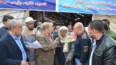 بالصور.. محافظ الإسماعيلية يتفقد منفذ بيع السلع الغذائية بـ «فايد»