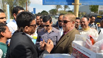 بالصور.. محافظ الإسماعيلية يتفقد منافذ توزيع السلع المتنقلة