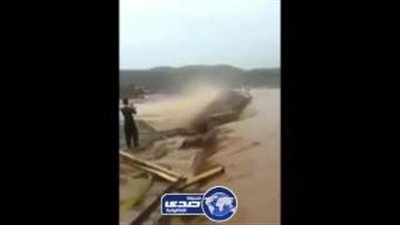 بالفيديو.. نهاية مروعة لشاب يتحدى السيول بدراجة هوائية