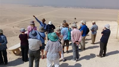 وفد سياحي من أستراليا يزور المناطق الأثرية في المنيا (صور)