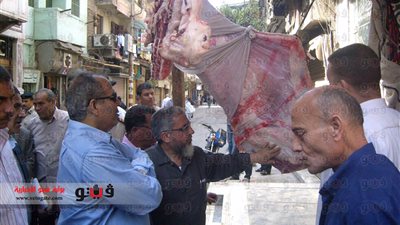 بالصور.. محافظ الشرقية يتفقد محال الجزارة استعدادًا لعيد الأضحى