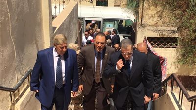 بالصور.. محافظ الإسماعيلية بكاتدرائية الكاثوليك للعزاء في الشهداء