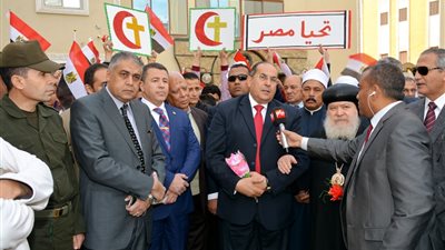 محافظ سوهاج يهنئ الأقباط بالعيد ويقدم كسوة العيد لـ 36 طفلا