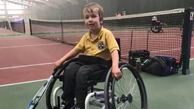 طفل معاق يتعرض لإهانة كبيرة خلال زيارته مدينة الليجو (صور)