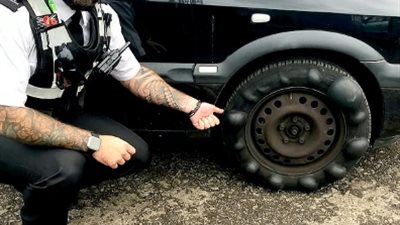 شرطي مرور يكتشف شيئا غريبا في سيارة (صور)