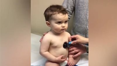 بالفيديو.. رد فعل طريف لطفل أثناء كشف طبي