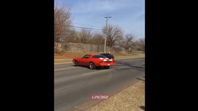 بالفيديو.. تهور قائد سيارة يتسبب في اصطدامه بأخرى