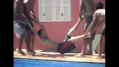 بالفيديو.. شباب يتسببون في سقوط مروع لصديقهم في حمام السباحة