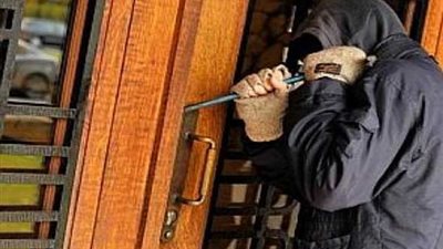 فحص الكاميرات بمحيط سرقة محل كوافير بالجيزة