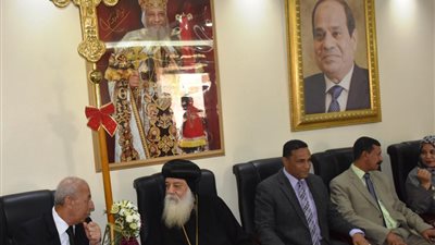 بالصور.. محافظ أسوان يقدم التعازى للأقباط في الكنائس