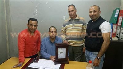 بالصور.. ضبط ساعة مكتب مزودة بكاميرات تجسس في مطار القاهرة