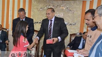 بالصور.. محافظ سوهاج يزور بيت الرحمة ويقدم الهدايا للأطفال