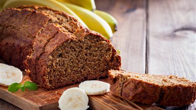 طريقة عمل كيكة الشوفان بالموز وزبدة اللوز