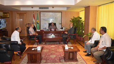 محافظ الفيوم يناقش خطة توصيل الغاز الطبيعي لعدد من قرى المحافظة