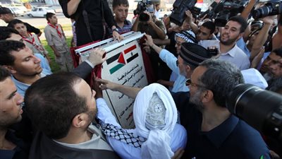 رفع العلم المصري على النصب التذكاري بغزة احتفالا بانتصار أكتوبر