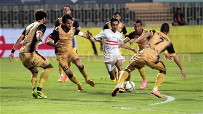 رئيس الإنتاج يهنئ اللاعبين بعد الفوز على الزمالك بثلاثية