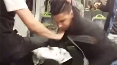 بالفيديو.. لحظة اعتداء 3 رجال عرب على أفريقي عنصريا بأستراليا