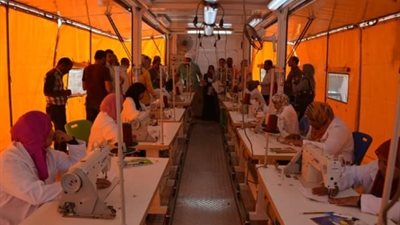 محافظ الوادي الجديد يمنح حافزا ماديا للمتدربات بمبادرة 