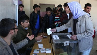 انتهاء التصويت على تعديل الدستور بتركيا.. وبدء فرز الأصوات في 32 ولاية