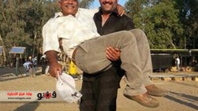 بالصورة.. السقا يداعب مدير إضاءة 