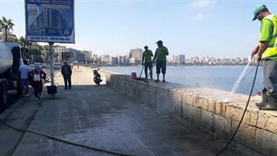 تنظيف سور كورنيش الإسكندرية من الشحوم والزيوت (صور)