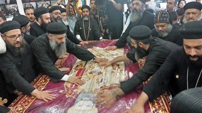 نقل جثمان الأنبا بيشوي إلى المزار الجديد